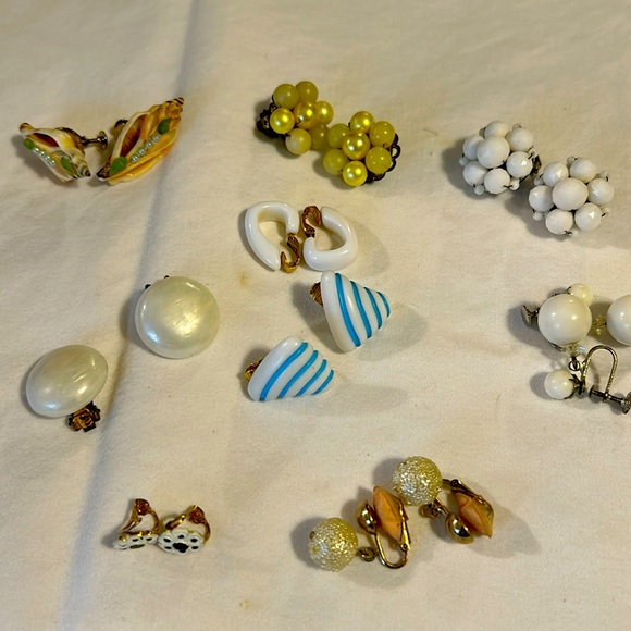 ♥️👗9 pair of vintage clip on earrings 👗❣️ - Picture 1 of 5